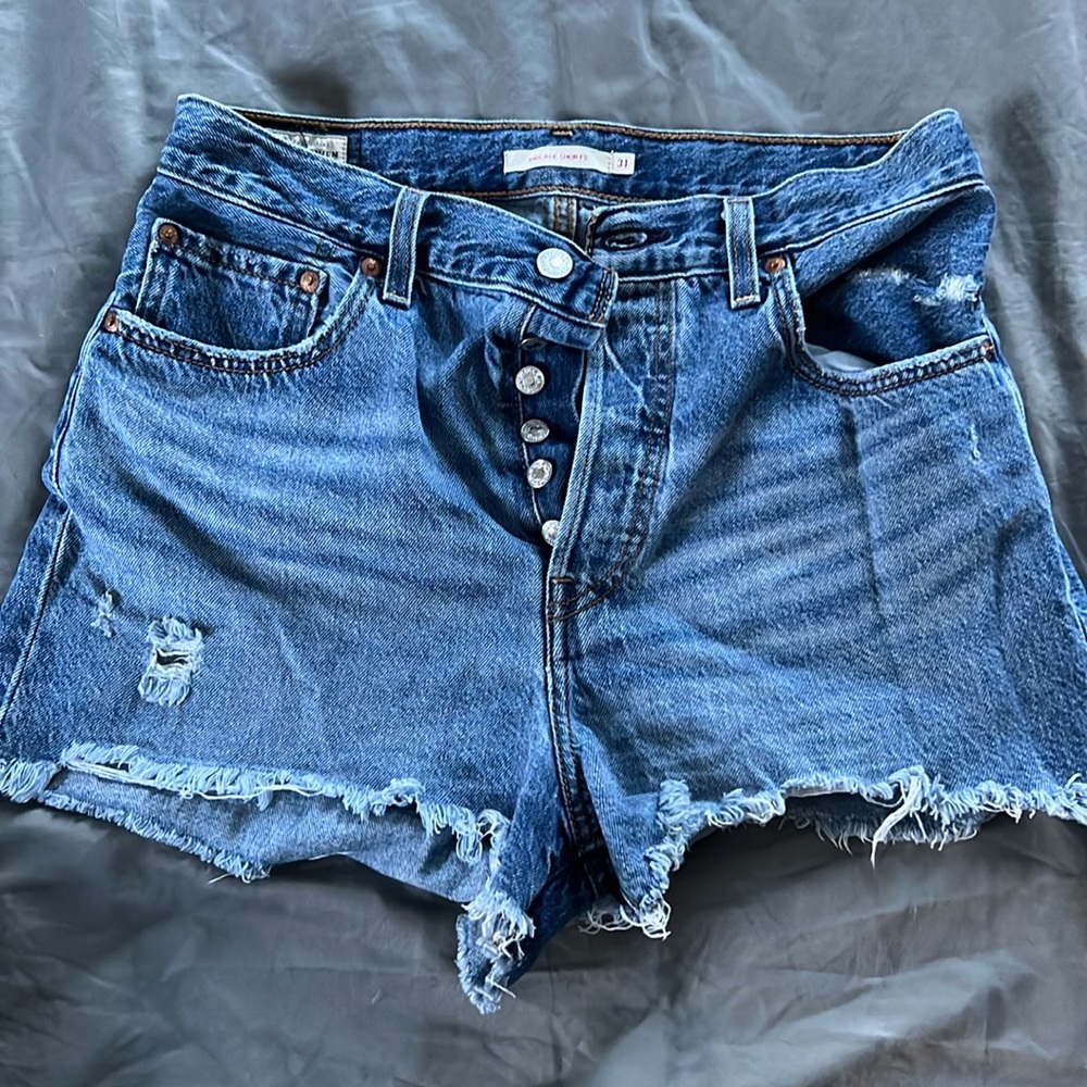 Size 31 Levi’s ribcage shorts